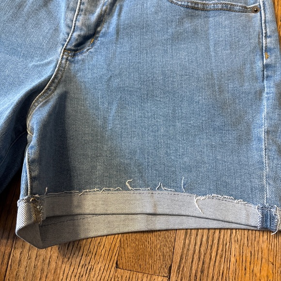 NWT Universal Thread Mid Rise Boyfriend Jean Shorts - Picture 5 of 11
